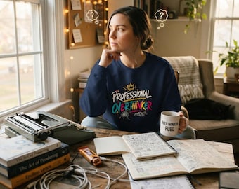 プロの考えすぎTシャツ｜ブラック、ネイビー、ダークヘザー｜ミニマリストメンタルヘルスTシャツ｜MissFit Writes