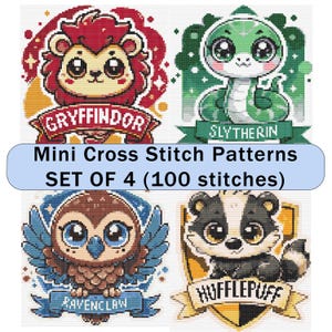 Peut inclure: Ensemble de quatre mini motifs de point de croix avec des animaux de dessins animés mignons représentant Gryffondor, Serpentard, Serdaigle et Poufsouffle. Chaque motif comprend le nom de la maison sur une bannière. Le texte "Mini Cross Stitch Patterns SET OF 4 (100 stitches)" est également inclus.