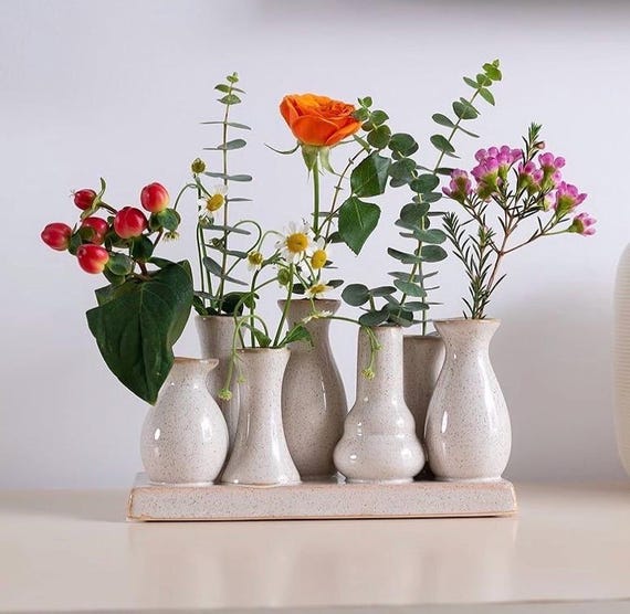 Jinfa dekoratives Vasen Set 7 kleine Keramikvasen handgefertigt antikweiß Blumenvase Deko Mini Väschen Keramikväschen Geschenk Sockel beige