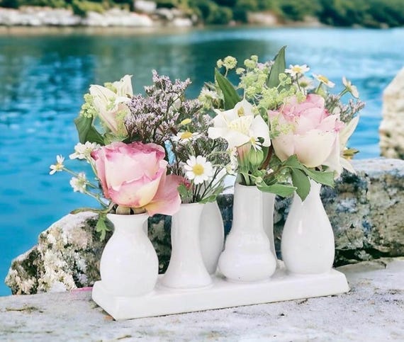 Jinfa dekoratives Vasenset aus 7 kleinen Keramikvasen weiß - Vasen Blumenvase Deko Mini Väschen Keramikväschen Geschenk auf festem Sockel