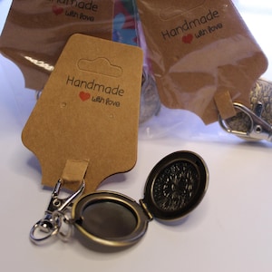 Antique Floral Locket Keychain – Vintage-Style Key Ring with Secret Compartment | Handmade Gift | Sunflower Design | Customizable Keepsake