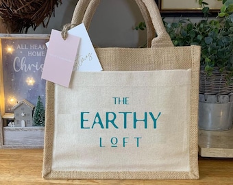 Juego de 50 bolsas de yute con logotipo personalizado impreso y bolsillo de lona. Bolsa de regalo personalizada. Bolsa de regalo para dama de honor o de bienvenida para bodas.