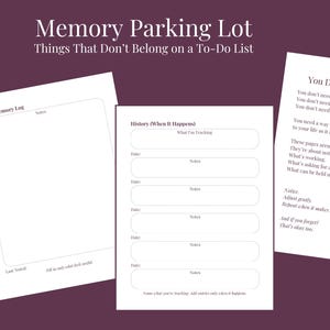 Può includere: Tre fogli di carta bianca con testo e sezioni a righe. Il foglio superiore recita "Memory Parking Lot" e "Things That Don't Belong on a To-Do List". Gli altri fogli hanno titoli come "Simple Memory Log" e "History (When It Happens)".