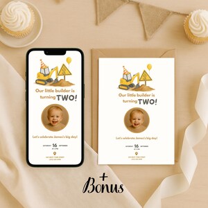 Op de afbeelding: Een verjaardagsuitnodiging en telefoonscherm met een bouwthema. De tekst luidt "Our little builder is turning TWO!" met een foto van een kind. Bevat datum, tijd en adres.