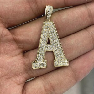 Colgante personalizado con inicial de diamante de talla redonda y letra A. Personaliza tu nombre con inicial de diamante para ella o él. Colgante con inicial de plata 925.