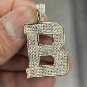 Colgante personalizado con inicial de diamante de talla redonda con la letra B. Personaliza el colgante de diamantes con el alfabeto para ella o él. Colgante de plata 925 con la inicial "B".