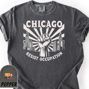 Chemise professionnelle Chicago Resist Comfort Colors® | T-shirt anti-Trump de Chicago sans intervention | Manifestation d&#39;un militant politique en haut | Graphique de déclaration