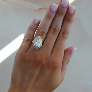 Pierścionek zaręczynowy z diamentem w kształcie gruszki o masie 5 karatów, laboratoryjnie hodowanym: 14-karatowe złoto Halo Solitaire