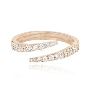 Moderner, offener Bypass-Ring mit Pavé-Fassung und elegantem Wirbelmuster aus 14-karätigem Gold – ein einzigartiges Schmuckstück zum Jahrestag!