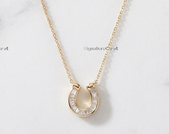 Colar com Pingente de Ferradura com Diamantes em Formato de Baguete Cravejados em Canal - Talismã da Sorte - Colar Minimalista e Delicado para Uso Diário em Camadas