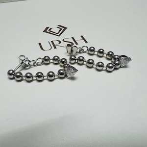 Puede incluir: Un letrero de madera hecho a mano con el texto "Welcome to our home" en un estilo manuscrito. El letrero está pintado de blanco con letras negras y un acabado envejecido, ideal para la decoración de granjas.