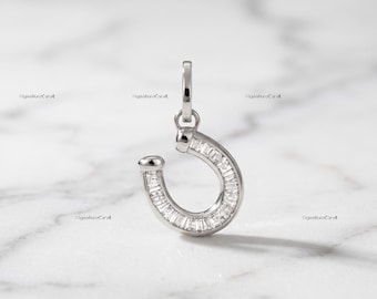 Collar minimalista de plata de ley con dije de herradura y diamante cultivado en laboratorio, ideal para pedir matrimonio, graduarse o como regalo de cumpleaños. Cadena tipo clip.