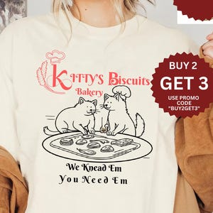 Comfortkleuren Funny Kitty Biscuits Bakery Shirt, We Knead Em You Knead Em Shirt, T-shirt katteneigenaar, shirt schattige kat bakken, humoristische bakkerijkat