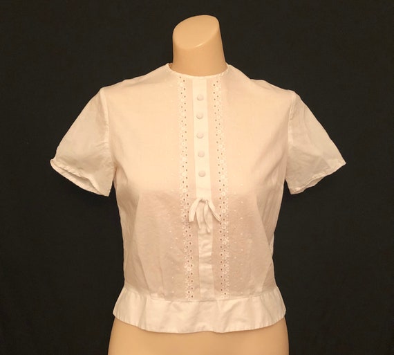 Beautiful vintage 40's 50's white embroidered flo… - image 1