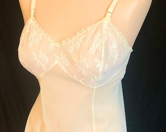 Beautiful vintage 50's 60's pale green floral lace negligee slip sheer see through nylon pin up bombshell Warner's - 34 / 36 size S / M