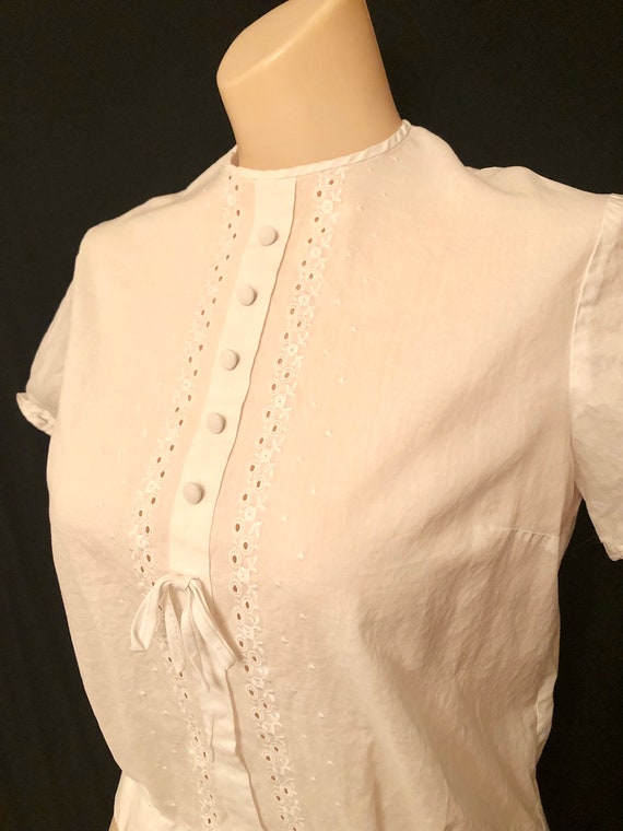 Beautiful vintage 40's 50's white embroidered flo… - image 2