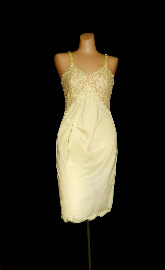 Beautiful vintage 50's 60's pale yellow floral la… - image 1