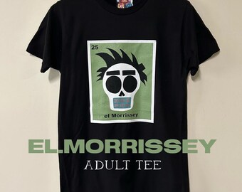 Peut inclure: T-shirt noir pour adulte avec un motif de crâne aux cheveux hérissés et le texte "el Morrissey" dans un encadré vert. Le numéro "25" est dans le coin supérieur gauche de l'encadré. Le t-shirt porte également le texte "ELLMORRISSEY ADULT TEE".