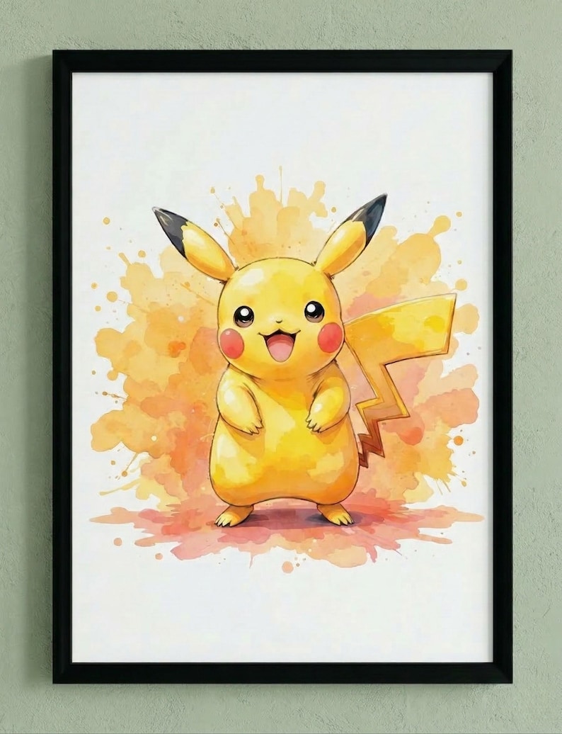 Op de afbeelding: Een ingelijste aquarelprint van Pikachu, een gele, muisachtige Pok&eacute;mon-personage. Het kunstwerk toont Pikachu met rode wangen, een glimlachende uitdrukking en een bliksemstaart, tegen een oranje en gele aquarelspatachtergrond.