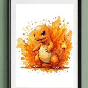 Op de afbeelding: Een ingelijste print met een aquarel illustratie van een Charmander-personage. Het oranje wezen staat tegen een levendige oranje en gele splash achtergrond. Het kunstwerk is omlijst in een zwarte rand, wat een opvallend contrast cre&euml;ert.