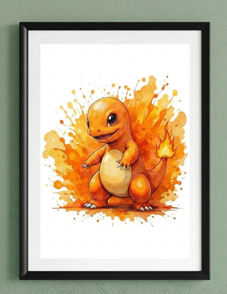Op de afbeelding: Een ingelijste print met een aquarel illustratie van een Charmander-personage. Het oranje wezen staat tegen een levendige oranje en gele splash achtergrond. Het kunstwerk is omlijst in een zwarte rand, wat een opvallend contrast cre&euml;ert.