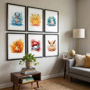 Op de afbeelding: Zes ingelijste aquarelprints van Pok&eacute;mon-personages, waaronder Squirtle, Pikachu en Eevee, worden aan een muur getoond. Elke print toont een personage met kleurrijke, spetterende achtergronden. De prints zitten in zwarte lijsten, wat een moderne touch aan het interieur geeft.