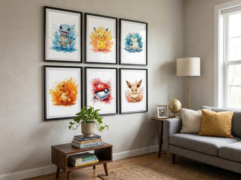 Op de afbeelding: Zes ingelijste aquarelprints van Pok&eacute;mon-personages, waaronder Squirtle, Pikachu en Eevee, worden aan een muur getoond. Elke print toont een personage met kleurrijke, spetterende achtergronden. De prints zitten in zwarte lijsten, wat een moderne touch aan het interieur geeft.