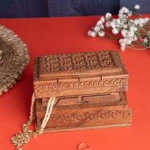 クルミ材の長方形ジュエリーボックス、上部に花のモチーフの彫刻あり - 6x4インチ