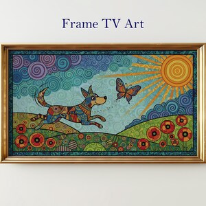 Puede incluir: Una obra de arte enmarcada titulada "Frame TV Art" presenta una colorida ilustración de un perro persiguiendo una mariposa. La obra de arte tiene un marco dorado y representa un paisaje soleado con flores y nubes arremolinadas.