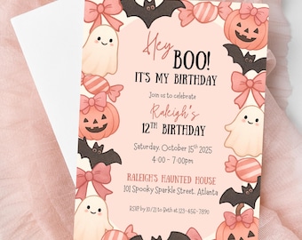 Peut inclure: Une invitation d'anniversaire sur le thème d'Halloween avec le texte "Hey BOO! C'est mon anniversaire." L'invitation présente des illustrations de fantômes, de citrouilles, de chauves-souris et de nœuds dans des tons de rose, de pêche et de noir. L'invitation est pour le 12e anniversaire de Raleigh.