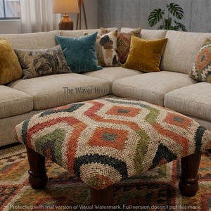 Può includere: Un divano angolare beige con un pouf fantasia. Il pouf presenta un design geometrico nei toni dell'arancione, verde e marrone. Cuscini decorativi in vari colori e fantasie sono disposti sul divano.