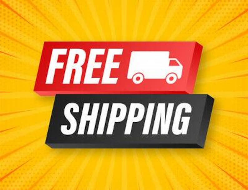 以下が含まれることがあります： 2つの角度の付いた長方形のブロックに白い文字で「FREE SHIPPING」と書かれたグラフィック。上のブロックは赤で白いトラックのアイコンがあり、下のブロックは黒です。背景は放射線状の線が入った黄色です。
