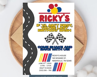 Puede incluir: Una invitación de fiesta de cumpleaños con temática de coches de carreras. La invitación presenta el texto "Ricky's Birthday Bash" con banderas a cuadros y un diseño de carretera. Incluye detalles del evento e información de RSVP.
