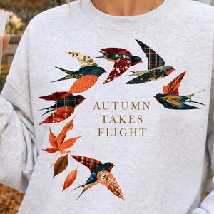 Illustration numérique « L'automne prend son envol » (PNG), hirondelles en patchwork et feuilles d'automne.