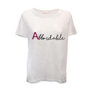 Camiseta de mujer asequible, confeccionada artesanalmente en algodón 100% orgánico con bordado. Hecho en Italia