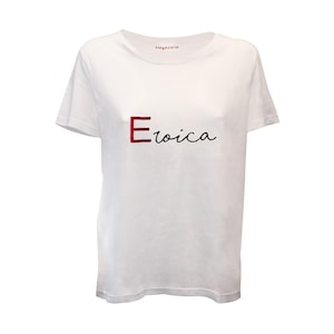 Camiseta feminina EROICA NEW SS25 feita à mão em 100% algodão orgânico com bordado. Feito na ITÁLIA