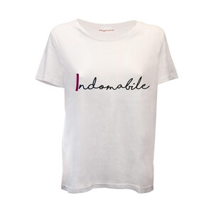 Camiseta feminina INDOMABLE feita à mão em 100% algodão orgânico com bordado. Feito na ITÁLIA