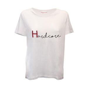 Camiseta feminina HARDCORE NEW SS25 feita à mão em 100% algodão orgânico com bordado. Feito na ITÁLIA