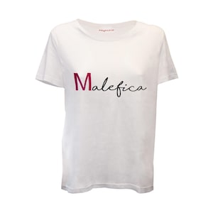 Camiseta de mujer MALÉFICA hecha a mano en 100% algodón orgánico con bordado. Hecho en Italia