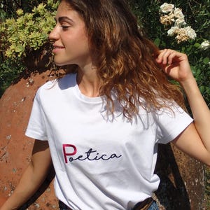 Camiseta feminina POETICA feita à mão em 100% algodão orgânico com bordado. Feito na ITÁLIA