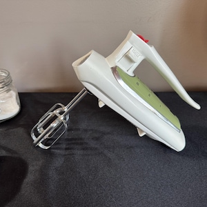 Vintage General Electric M7B Hand Mixer / 1960s Kitchen Appliance / Mid-Century Modern Home Decor / Kitchenalia
