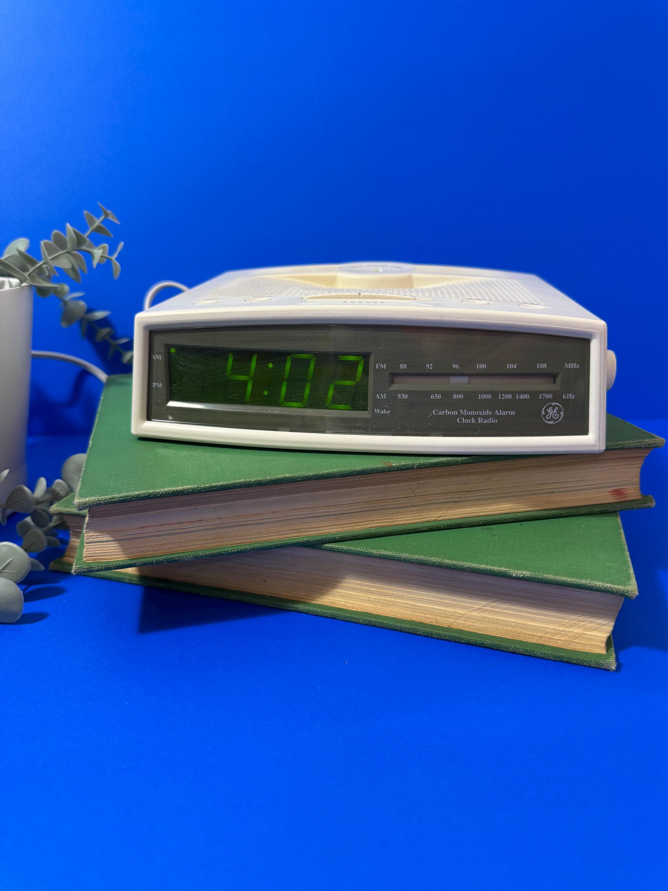 GE Carbon Monoxide Alarm Clock Radio – Model 7-4888, 90s Retro