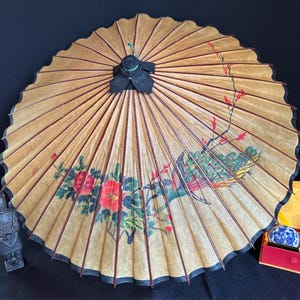 Ombrellone cinese vintage in carta con struttura in legno