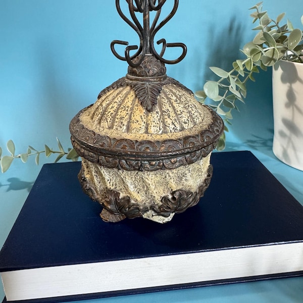 Vintage dekorativ låda med utsmyckat metalllock | Elegant heminredning
