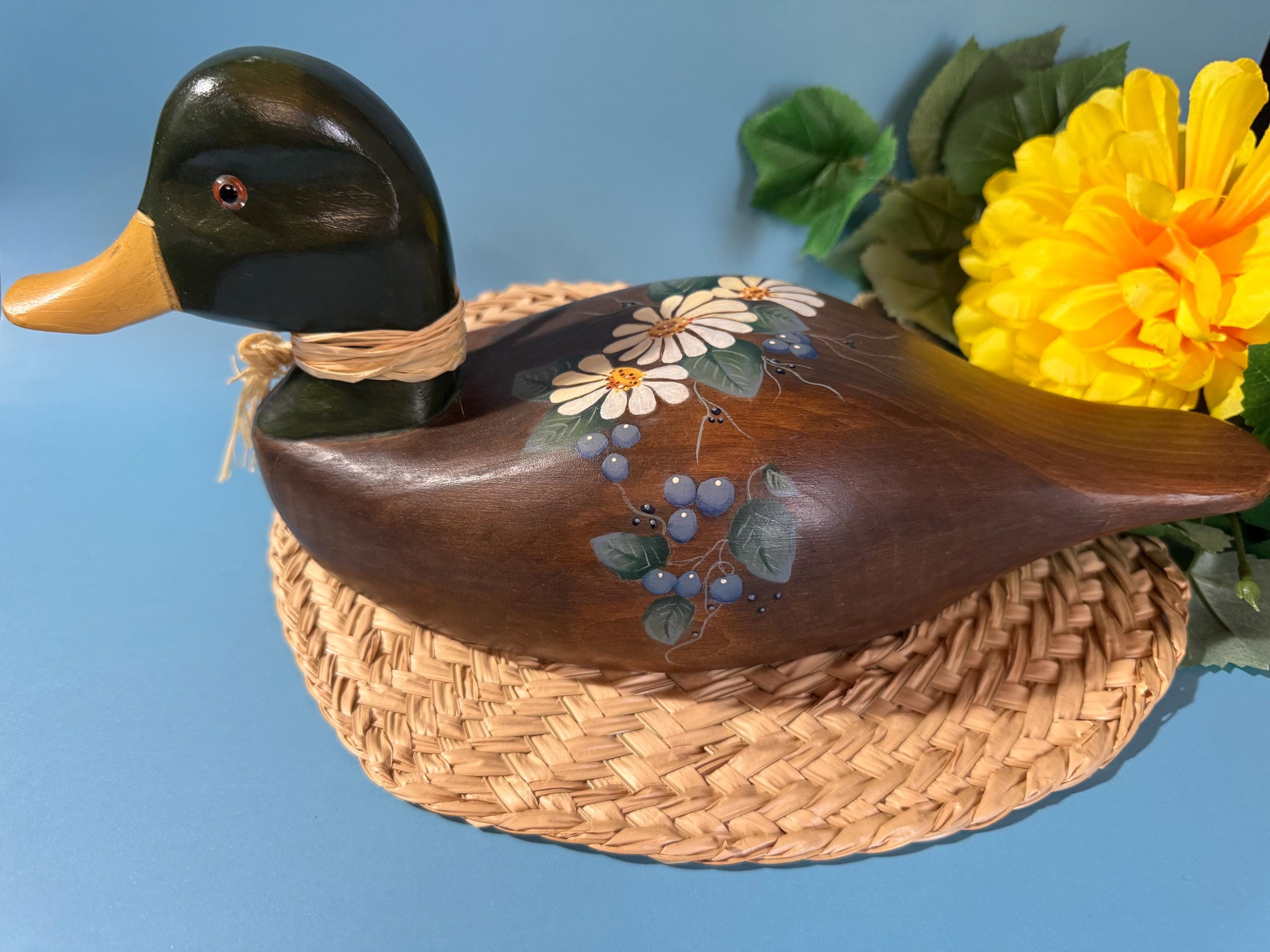Leurres De Canard En Bois Sculpté Antique Dans Une Vieille Grange De Chasse Image stock - Image