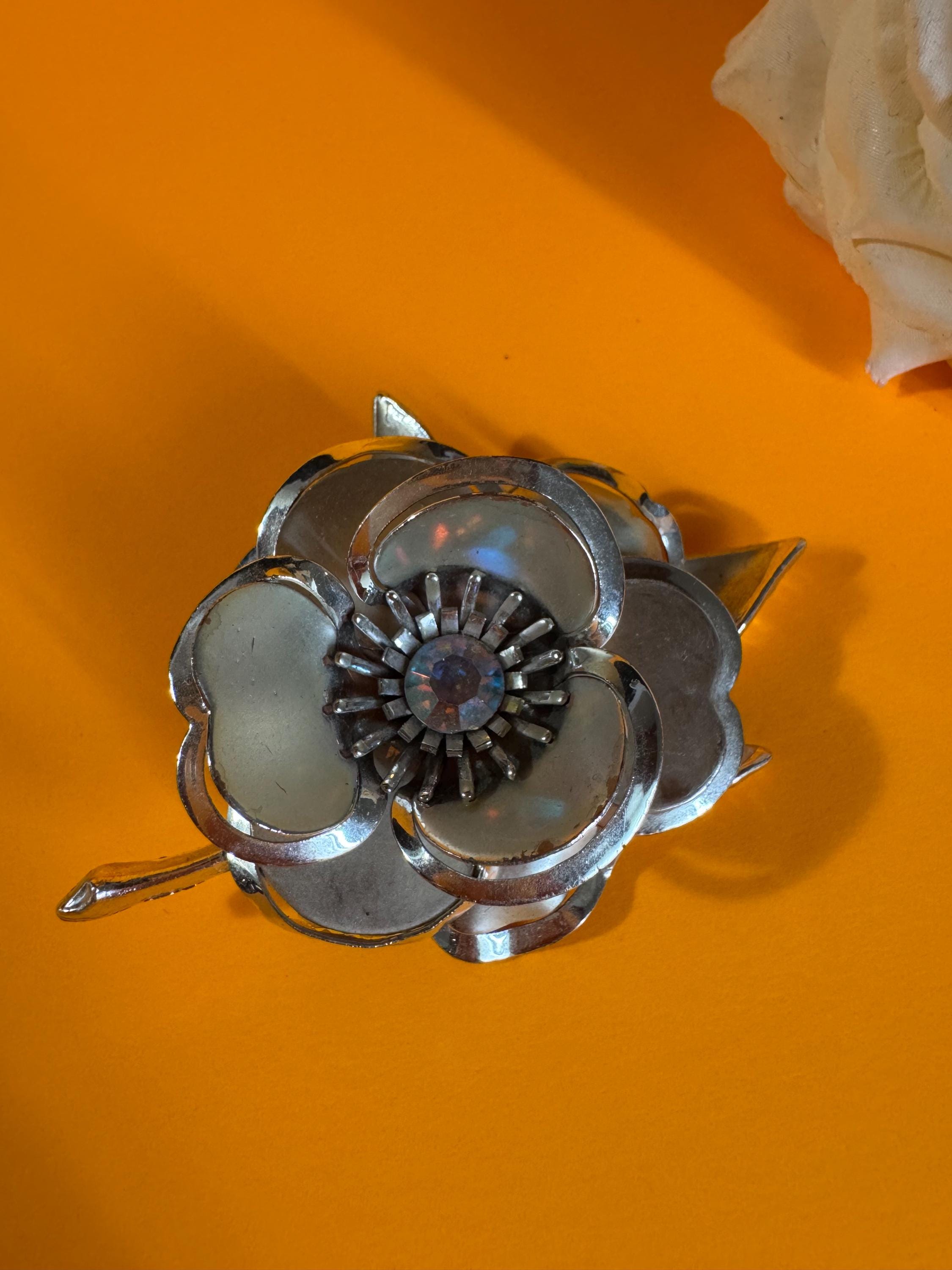 Broche Fleur Vintage Délicate - Style Rétro Chic - Occasion
