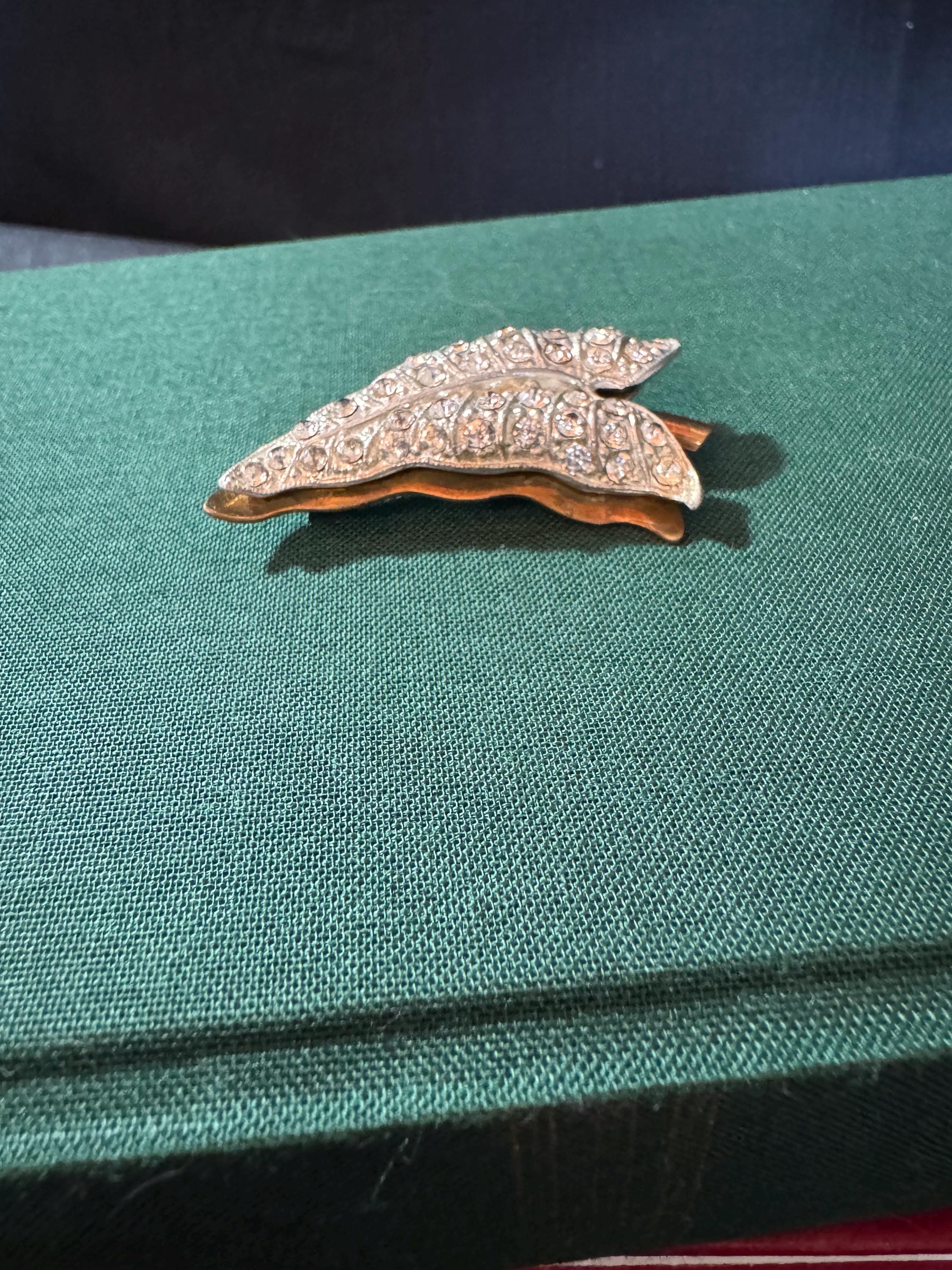 Broche Ancienne Feuille En Métal Et Strass - état Parfait, Vintage