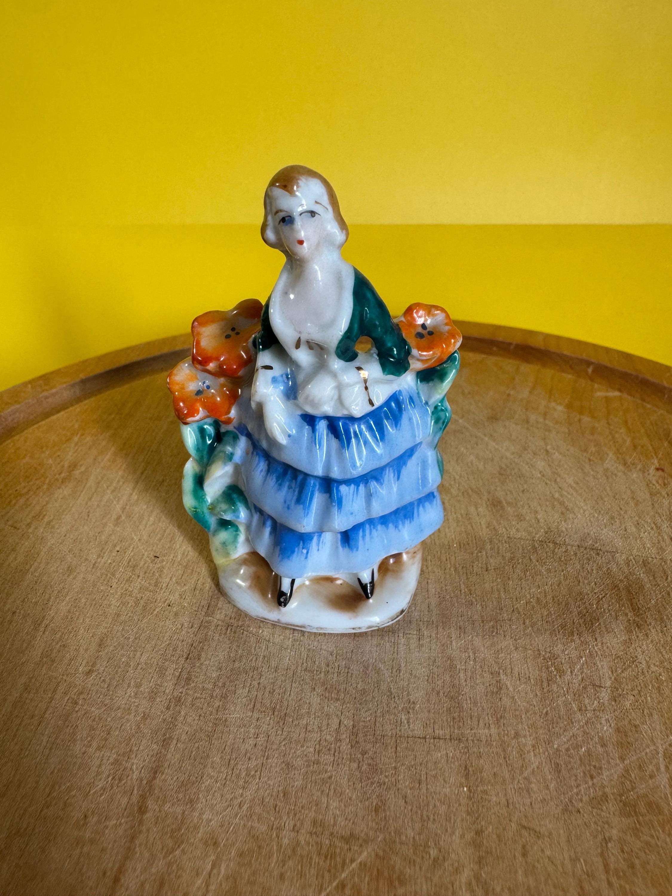 磁器のヴィンテージ置物 - ローブブルーのファムペインテ、日本占領下