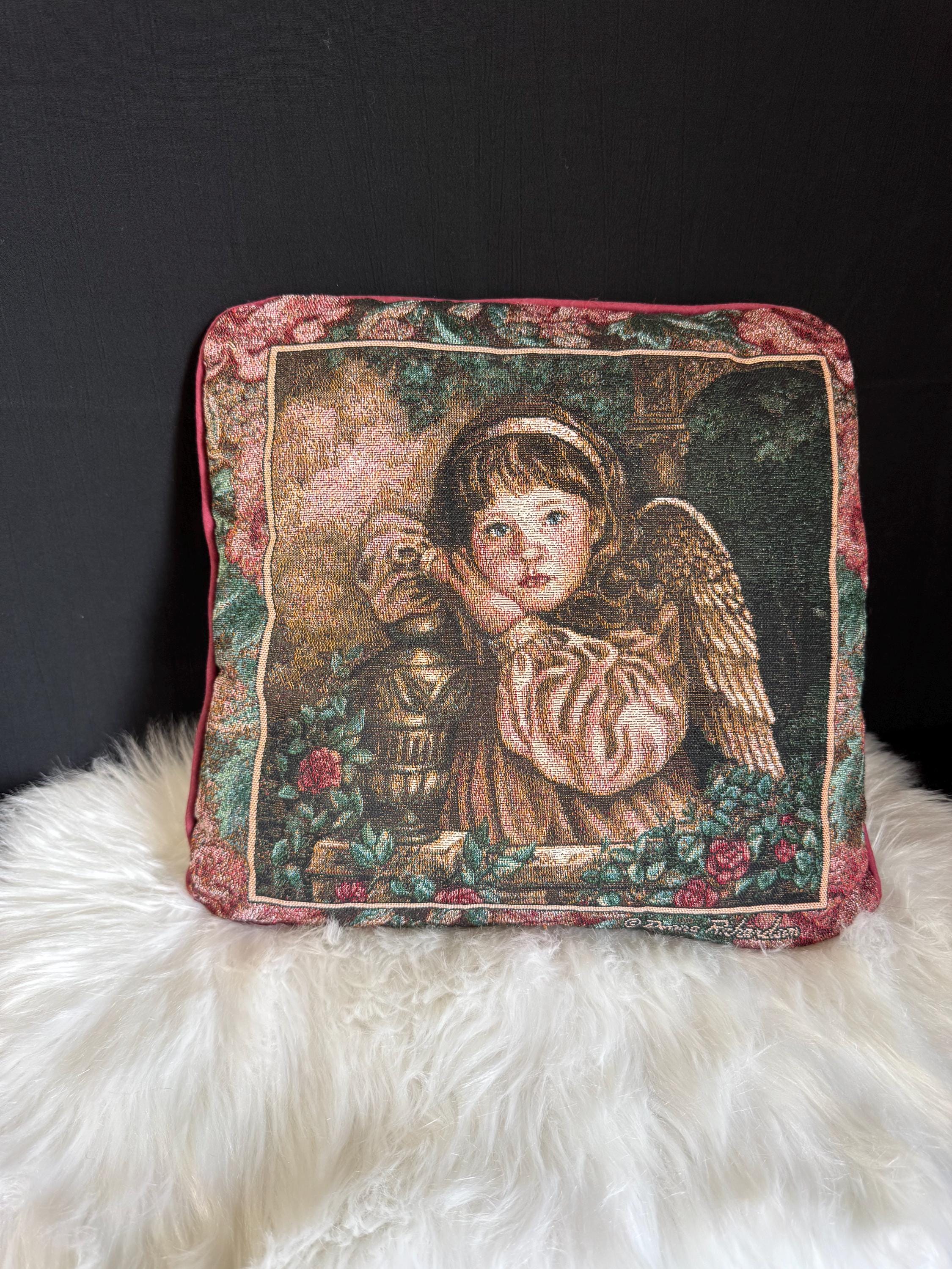 ヴィンテージ タペストリー ピロー：天使とバラ - ルネッサンス