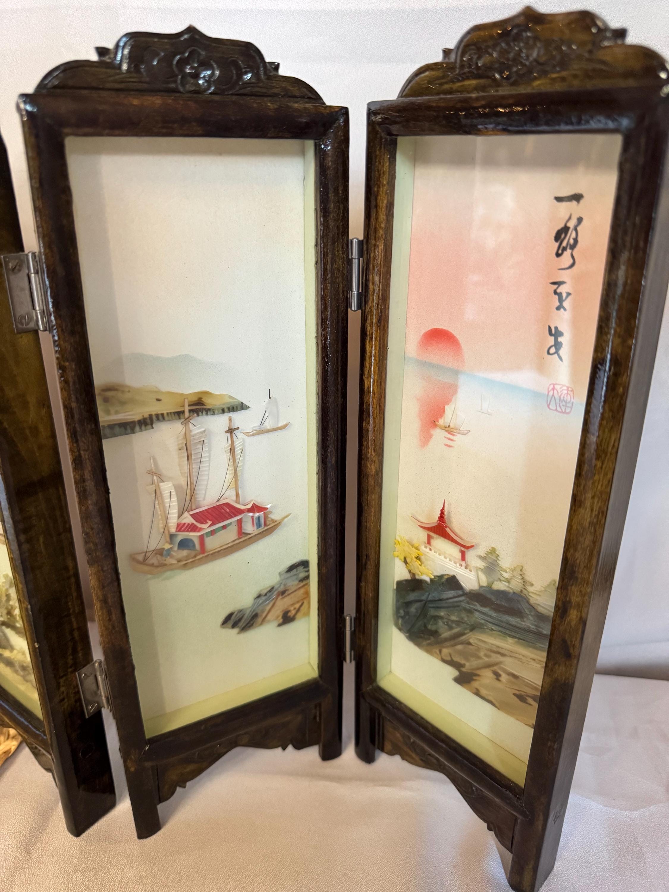 Ensemble de 10 meubles miniatures de collection vintage pour maison de poupée chinoise, vers 1960 - France Ensemble de 10 meubles miniatures de collection vintage pour maison de poupée chinoise, vers 1960 - France